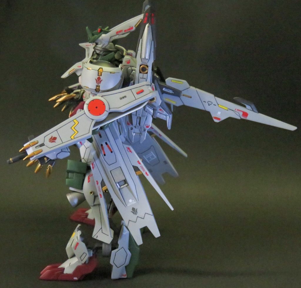 側面です。全体的に戦闘機をイメージしたカラーで仕上げました。盾の黄色い部分は雷電号ならではのイナズマ、赤い丸は日の丸をイメージしました。