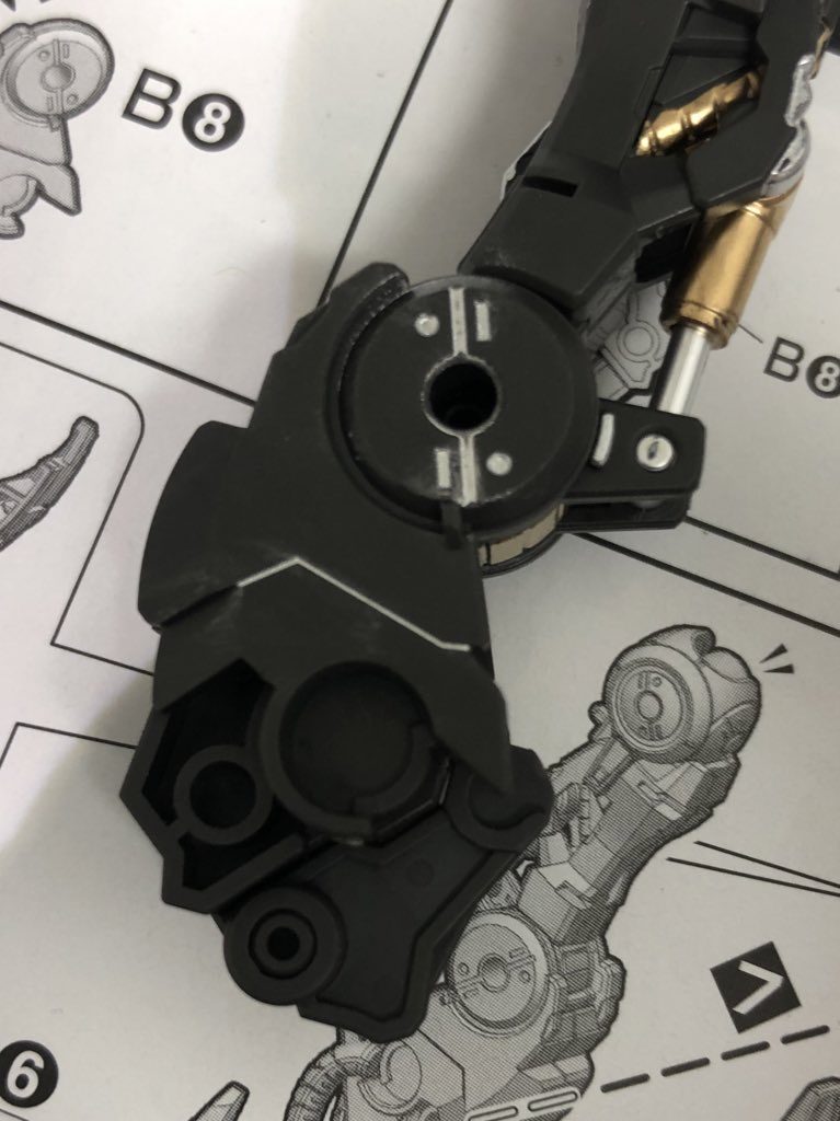 ガンダムマーカーでスミイレ。
シャインシルバーをはみ出るぐらいに塗って、消しペンを綿棒に染み込ませて、拭き取っています。