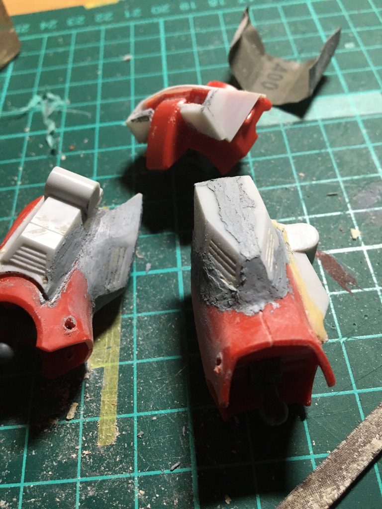 脚パーツは旧キットを移植。移植する部分だけを切り取るのが結構難しい。ヒザパーツとスネパーツの境目はあえて段差をなくす方向で作りました。(技術がなくて段差が作れなかったなんてそんなこと言えないw)
後ろに写ってるのは胸パーツの作りかけですね。