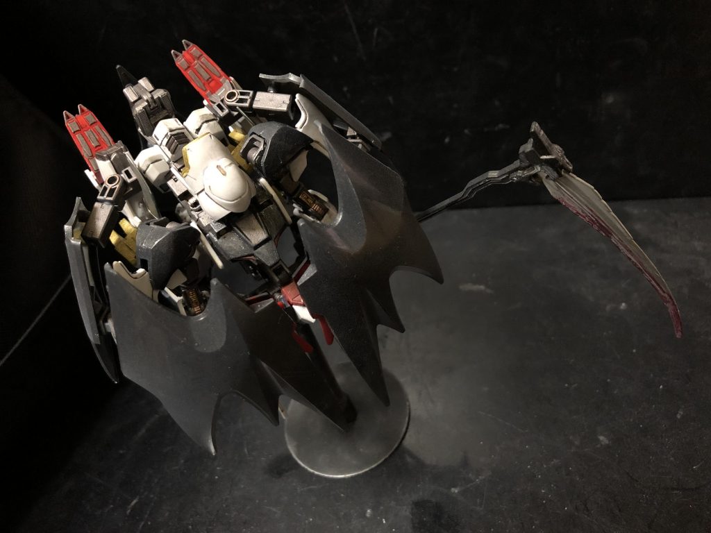 魔王「我輩が世界を支配すれば、穢れた魂が無くなると?」??「ソウダ...。“穢レ”ハ、心ノ、闇カラ、生マレル。他人ヲ、羨ミ、不平等ヲ、訝シム、ヤマシイ心ガ、魂ノ“穢レ”ヲ、生ミダス、ノダ....。」魔王「我輩が世界を支配すれば、そうならぬと申すか?」??「ソウダ....魔王。オマエハ、全テニ、平等、ダ。優秀ナ者、秀デタ者、美シキ者、闇ノ者、悪シキ者、弱キ者、全テ、関係ナク、支配スル。.....闇ノ、救世主、ナノダ。」魔王「ふっ、いいだろう。貴様を我輩の配下としてやろう。」??「ククク....。宜シク、頼ム...魔王....。闇ノ、救世主ヨ...。」魔王「貴様、名はなんだ?」??「....我ハ死神....。名ナド、無イ...。」魔王「では我輩が名付けてやろう。貴様は正に“死”そのもの...。貴様はこれから“デス”と名乗れ。」デス「....我ノ、名....『デス』...。」魔王「『デス』、貴様は我が配下、四魔将の一人として迎え入れる。魔影衆を任せる。よいな?」デス「....御意....。」