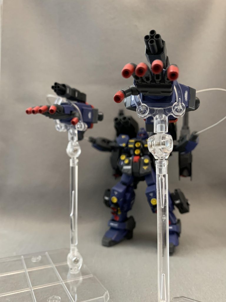 自分はきっと、ニュータイプ能力は無い...もしくはあっても低いと考え(悲)、ファンネルは扱えないだろー！と。
そこで、有線式ならイケるかなぁ〜？と思い、腕部5連装メガ粒子砲を装備しました。
その腕部には、実体弾の武器も欲しかったので、ガトリングガンを取り付けています。