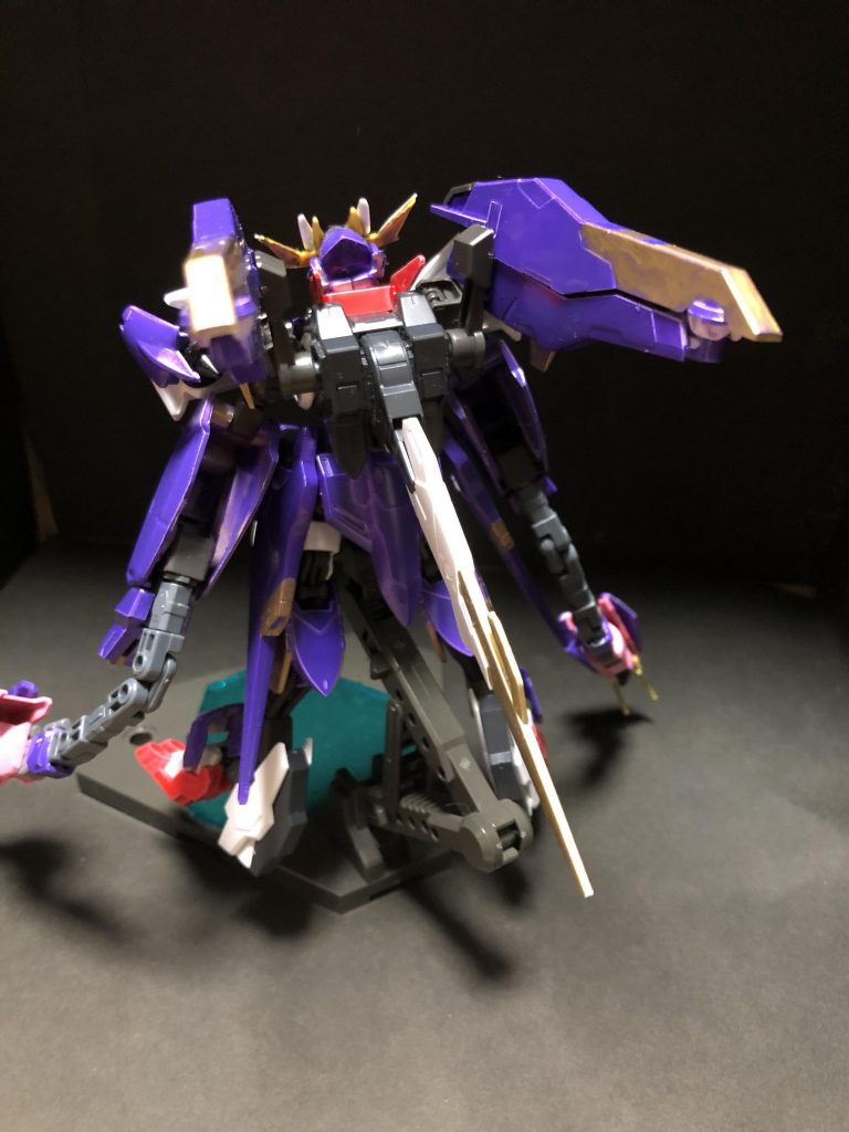 背面から。
ルプスレクスのバックパックにマルコシアスのバインダーを取り付け。
短剣を展開してクロスクラッシャーも考えましたが、さすがに重過ぎて断念しました。