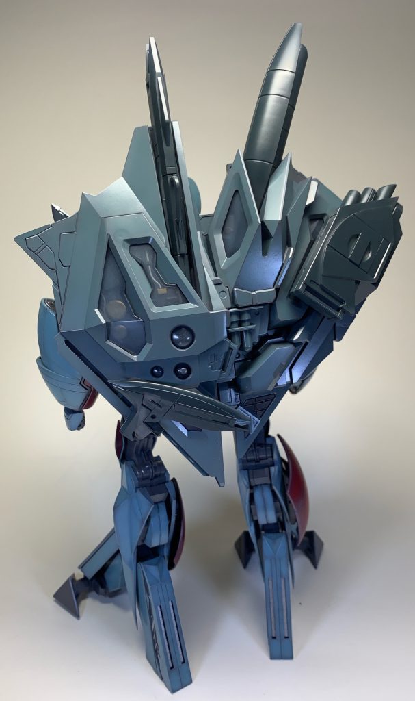 でかいですね。これ背負うとバランス取るのちょっと大変です。
キャラパスは本体色の青よりも少し濃い色で塗装しました。
よく見ると内部のメカが見えます。
個人的にはかかとのところのシルバーが好きです。