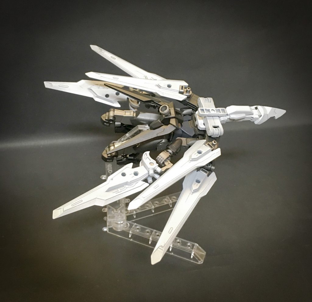 この形態の基本カラーが白なのはカラス座の神話に擬えての事らしい。