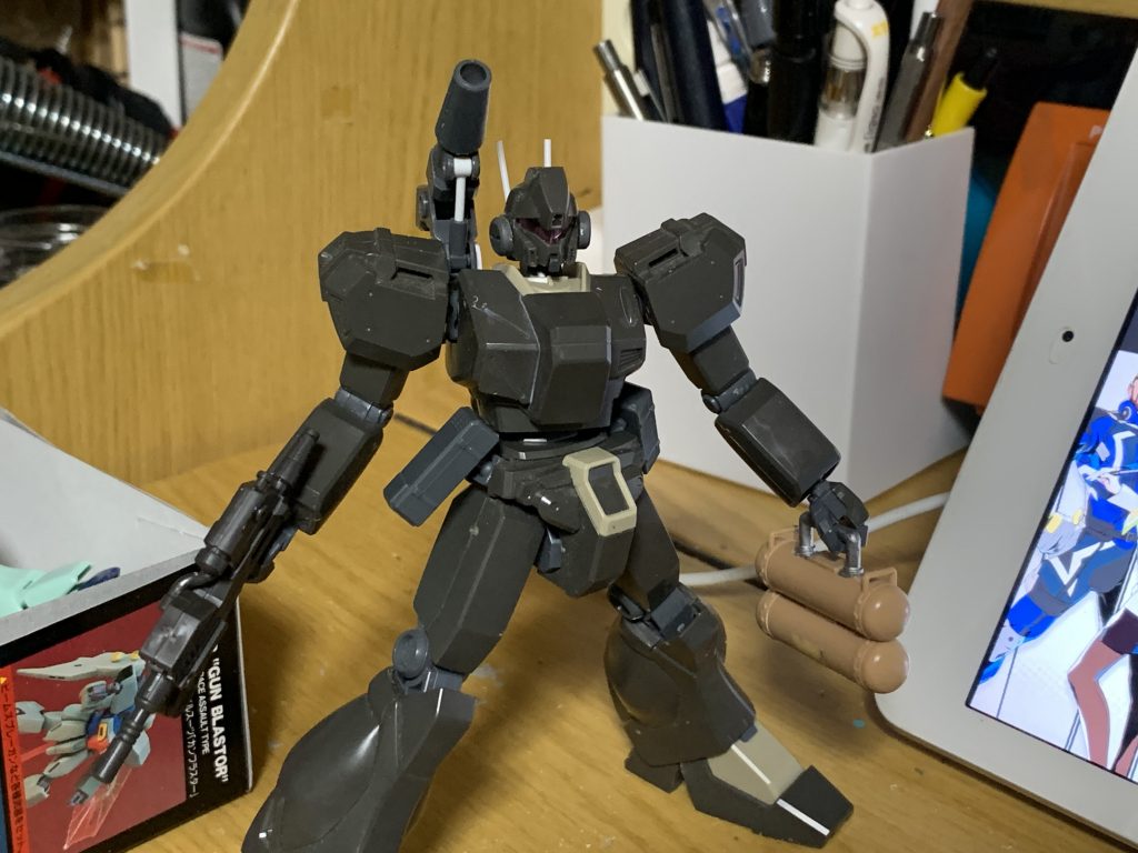 本当は右肩を切り欠いてジムキャノンと同じ仕様にする予定だった。
肩の構造のおかげでそうもいかなかった。
うわああああああん!!