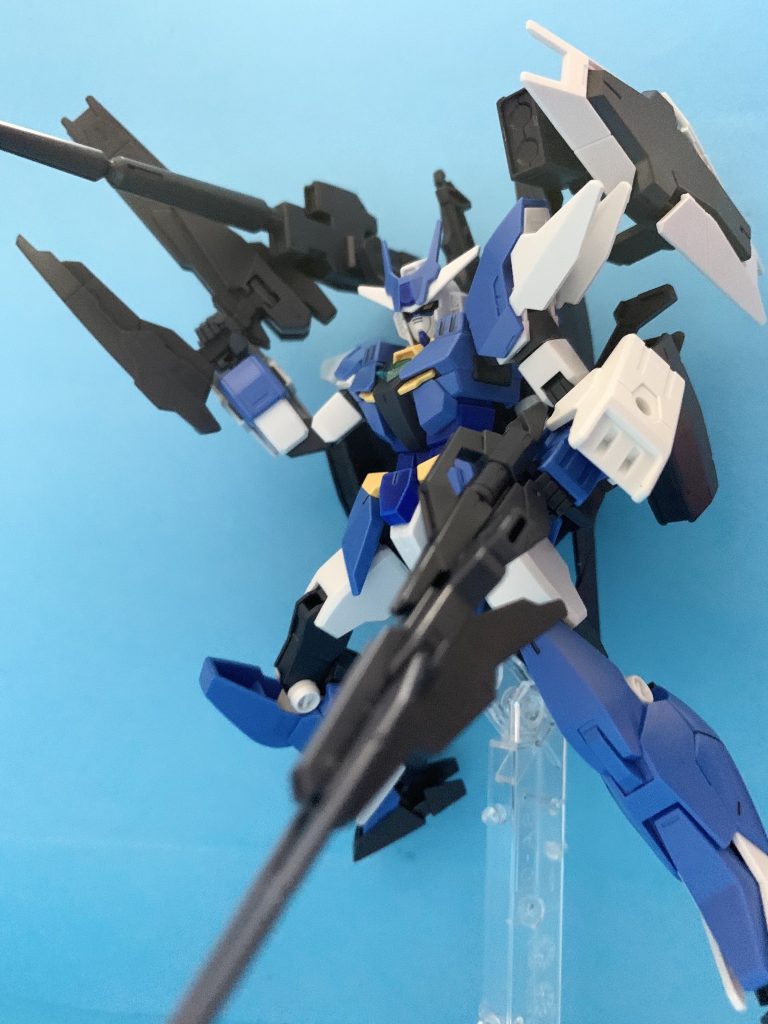 アーマーと合体。AGEに倣ってジャケットシステムとしています。アーマー毎の交換ではなく汎用性の高いアースアーマーを基に各種兵装を大量に装備することで継戦能力、即時対応能力を強化したという設定。またアースアーマーにより基礎能力が底上げされているので新兵装のテストベッドにもなります。