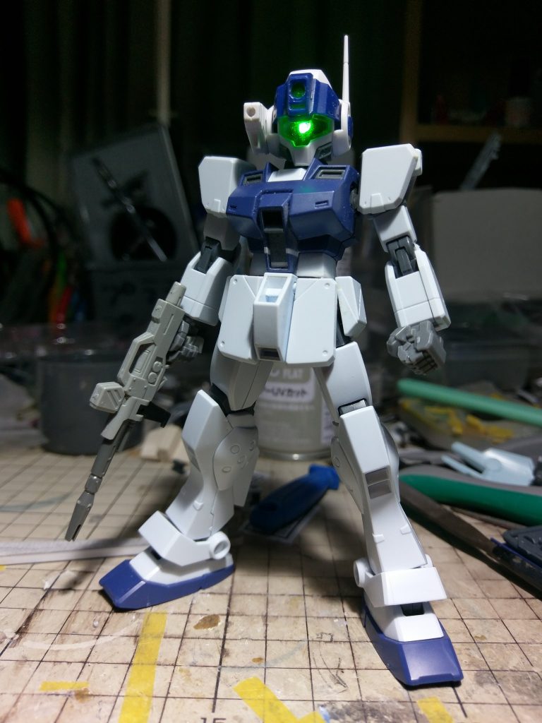 頭部のインナーフレームに穴をあけて３ミリ径のミライトを差し込んでいます。