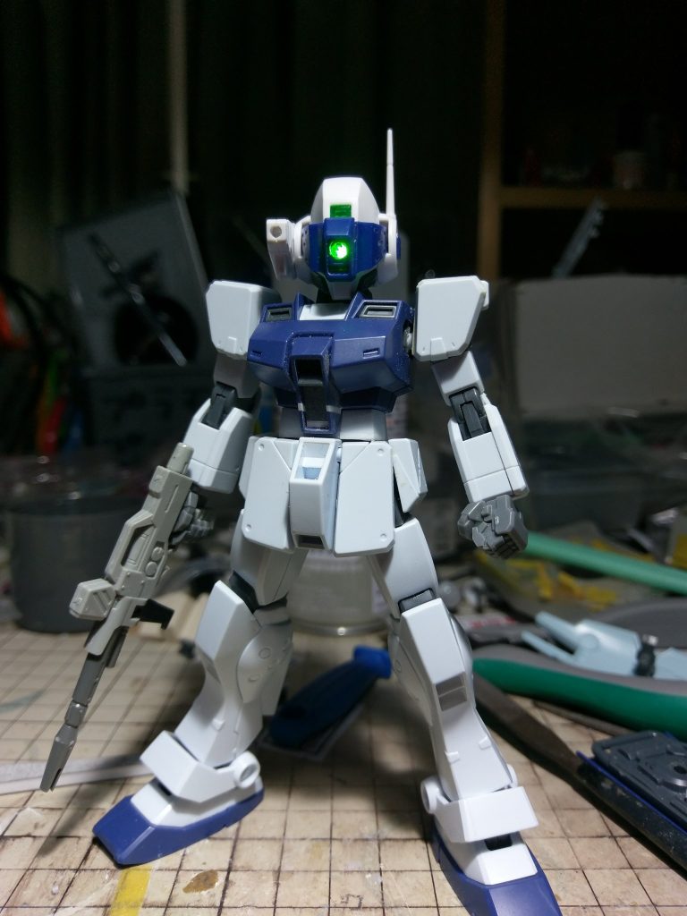 バイザーにも穴をあけ、バイザーを下ろしても発光が隠れないようにしています。