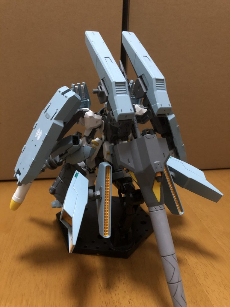 後ろから。
背中にミサイルコンテナとドリルランスを少し弄ったドリルランス改、腰にバイアランのスラスターを組み合わせたブースターユニットを装備しています。