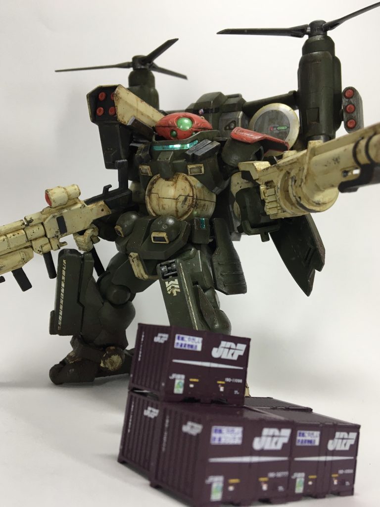 グレネードランチャー、ロケットランチャーは鉄血オプションセットから。レドームと胸部ダクトはMSGからです。
グレネードランチャーは持ち手の下部分を切り取り、持ち手を削り込んで持てるようにしたのち、プラ板で元の形状に近いものを復元しました。
胸部増加アーマーは角棒を適当にカットしはりつけたのみ。