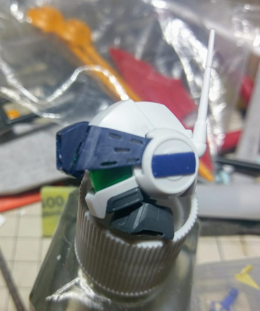 バイザー側面のいわゆる「ブチ穴」を開孔しました。