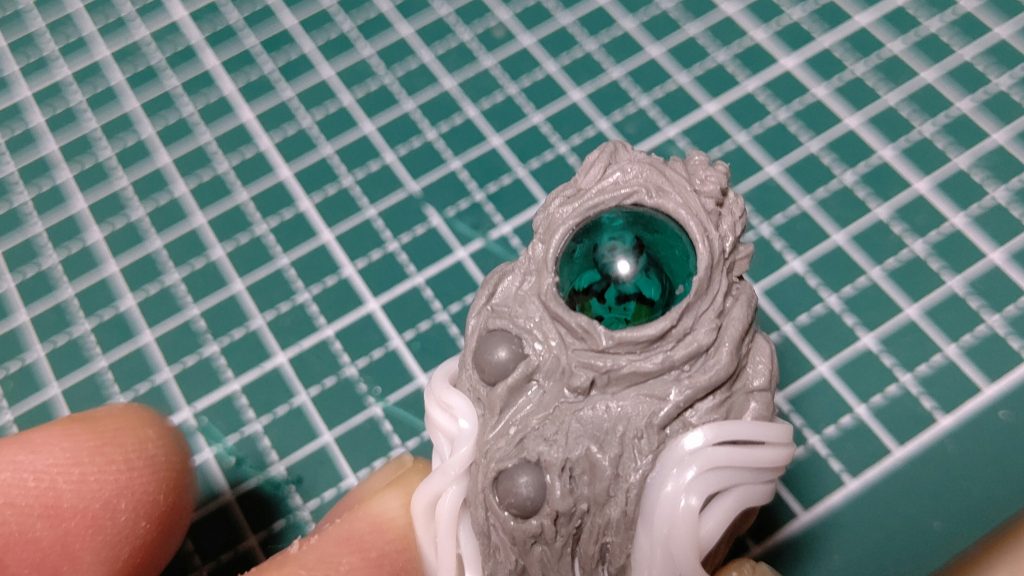 塗装したパイロットをレジンに埋め込んでカプセルを製作