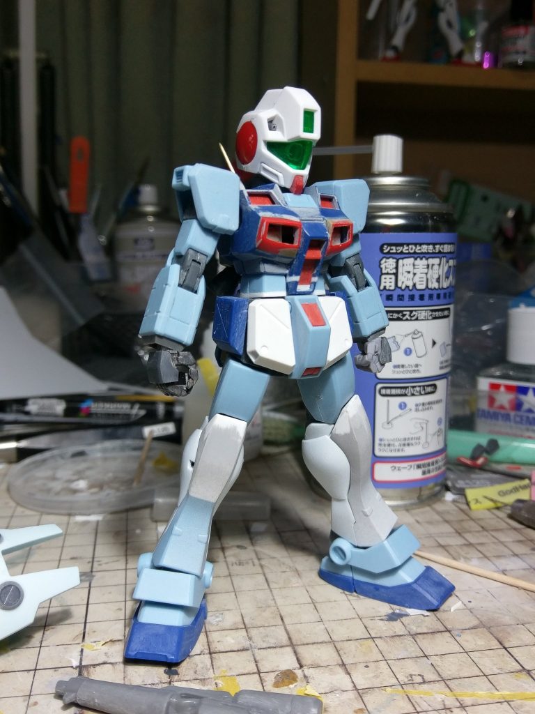 右肩のアンテナは基部をジム・コマンド、ロッド部を０.８ミリ真鍮線で製作しています。