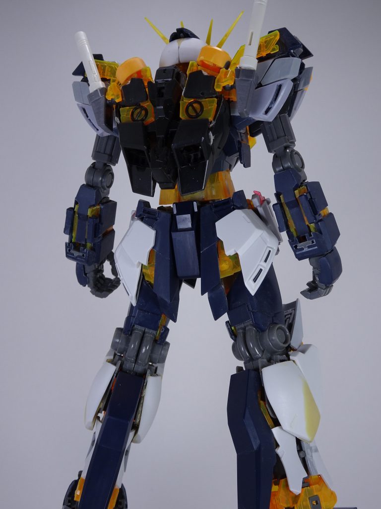 <全身・後>
バックパックは、サイコフレームの上下反転の上、ミキシングパーツでデコレートしていますが、バックパック中央のハードポイントはユニコーンのままなので、アームドアーマーDEやフルアーマー用のパーツも接続可能です。