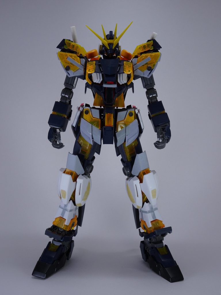 <全身・前>
バンシィが芯です。肩やフロントスカート、スネの延長部分はプラ板。
ふくらはぎやヒザの黄土色はエポパテ。
脚部のミキシングパーツは、「エポパテむにゅ方式」で強引に接着してます(汗)