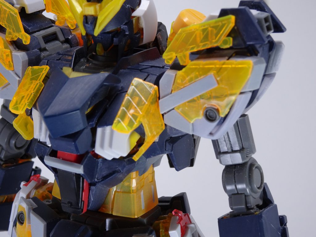 <上半身アップ>
・頭部:旧MGニューのアンテナとVer.Kaニューをユニコーン頭部に接着
・胸部:シナンジュスタインの胸部パーツ、ダクトは144ナラティブの余剰パーツ、コアファイターはHGUCのZZのコアファイター。
・肩:ユニコーンの肩パーツを芯に、144ナラティブのふくらはぎパーツとプラ板で整形。