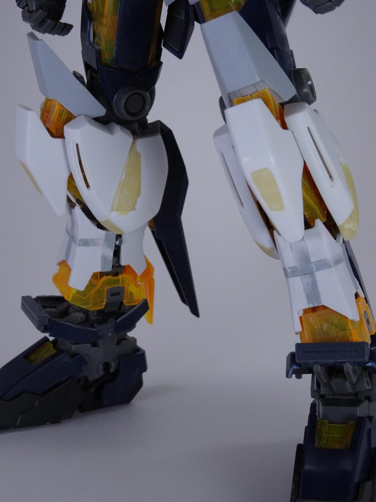 <脚部アップ>
・ヒザ、ふくらはぎは、シナンジュスタインのパーツを組み合わせて、エポパテで整形しつつ、内部フレームにも「エポパテむにゅ方式」で接着位置調整。
・スネは、どうしてもしっくりくるパーツがなかったので、144ナラティブをプラ板で延長し調整。
・か細いアンクルガード(?)は、ユニコーンのアンクルガードを思い切って切り飛ばして、ジャンクパーツでデコレート。