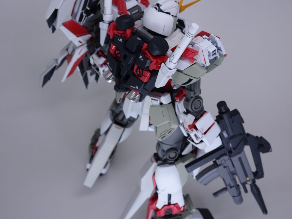 <背面>
バックパックもユニコーンのパーツ組み換え。ビームライフルは、ジェガンにビームマグナムのパーツでデコレートしました。