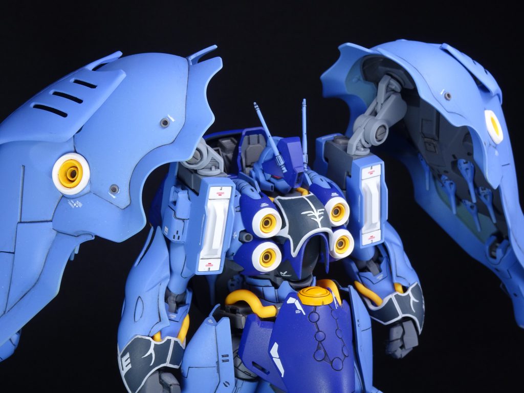 <塗装など>
カラーは、白がガイアカラーのEXホワイト、本体のブルー&袖の暗いブルーはファレホです。
ホワイト・ブルーはエアブラシ、袖はホワイトで塗装した上から筆塗りにて。
今だからぶっちゃけると、関節類のグレー、黄色は塗装せず簡単フィニッシュ。
関節動かして剥がれたりするのが嫌なのと、関節系は墨入れ・簡単フィニッシュで十分見栄えするかと…