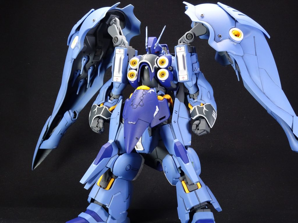 <全景>
クシャトリヤがほぼ8割近く(笑)
その他は、MGキュベレイや1/550ノイエジールなどでシルエットを近づけてます。
写真では分かりませんが、腰~胸のあたりを少し延長かつS字で固定し、スタイリッシュなプロポーションに近づけてます。