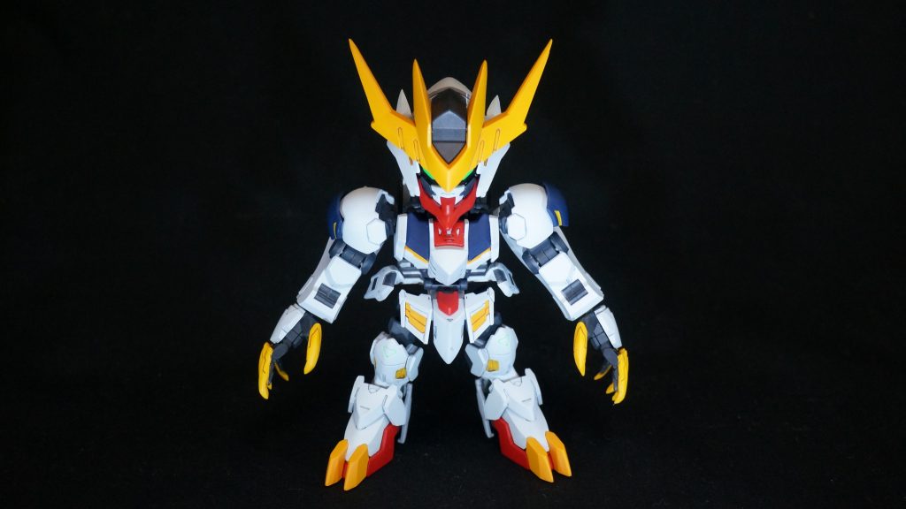 全塗装の全体像です。黄色部分にはブラウン、その他の部分はグレーで墨入れを行っています。膝と尻尾のマーキングにはアクリルの蛍光グリーンで墨入れしています。