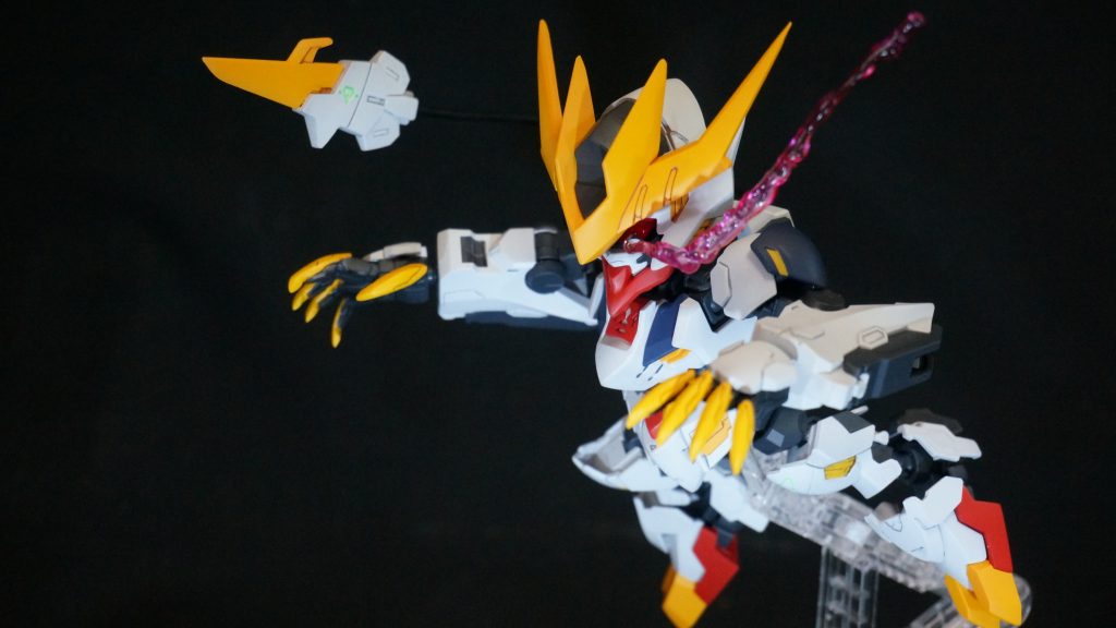 赤目の残光はUVライトを当てながら少しずつUVレジンを絞り出して、固めながら長くしていきました。