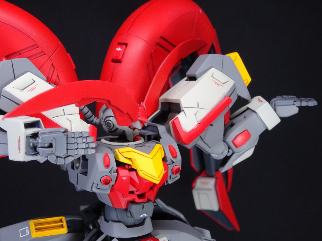 <カラー>
黄色がガイアカラーの橙黄色、その他はクレオスです。
光の加減で白に見えますが、ガルグレー。濃いグレーはニュートラルグレー。
赤はモンザレッド。
つや消し仕上げです。
Gガンダム系にコーションマークはどうしようか悩みましたが、アクセント程度に。。。