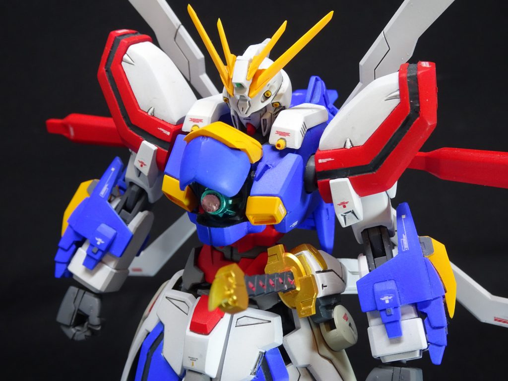 ＜ゴッドガンダム・アップ＞
胸の部分は可動します。コーションマークもしつこくならない程度に配置。