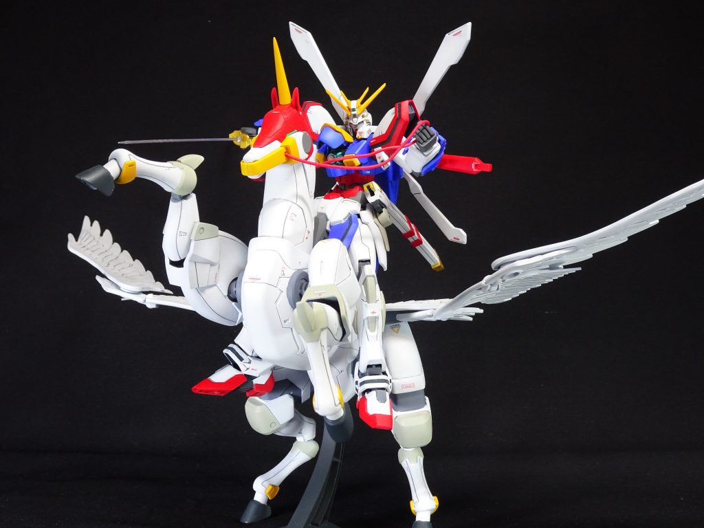 ＜全景＞
風雲再起に翼を追加し、デビルガンダムとの最終決戦に向かうシーンをイメージしました。
翼は、ビルドダイバーズの翼パーツです。風雲再起は白の面積が多いため、単調にならぬよう、グレーを入れたり、コーションマークを配置し、アクセントをつけております。