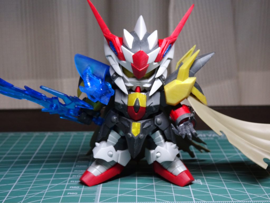 ＜制作プロセス①＞
本体は整面のみ。気になったのは、右肩パーツの手前の飾りの接続部分が、構造上、軸＋軸受けの関係で浮いてしまい一体感がなかったので、思い切って接着してしまいました。
左腕のマントは、プラ棒で軸を増設し、取り外しできるようにしてあります。
各所の丸いパーツはコトブキヤ・ＭＳＧで置換してあります。