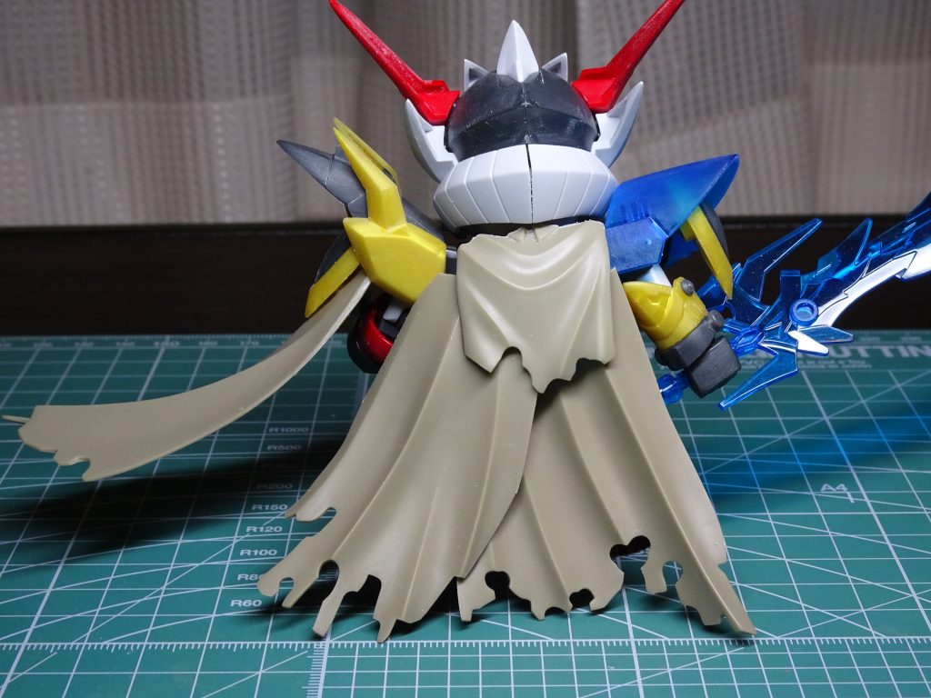 ＜制作プロセス②＞
コトブキヤ・ＭＳＧマントは、現物合わせで、適当な長さに切断し、瞬着で固定。本体との接続は、キットのマントパーツの接続軸を、ＭＳＧマントに接続しております。