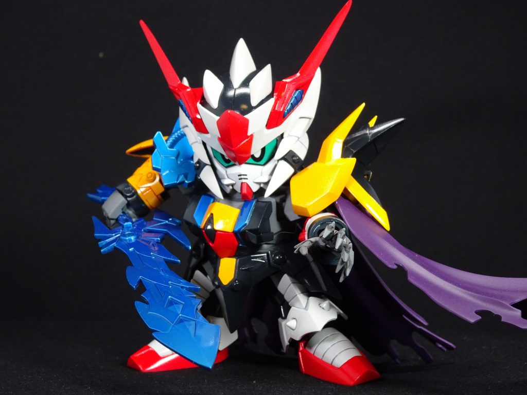 ＜仕上げについて＞
一番の特徴である雷龍剣と肩アーマーなどのパーツは、ガイアカラーのプレミアムミラークロームの下地に、ガイアカラーの蛍光ブルー（クリアータイプ）を乗せ、メタリック風に。
その他の本体は、メタリック風との対比させるため、通常色のべた塗りとしました。
また、鎧はツヤあり、軽装タイプ（中身）・マントはツヤ消しとしたり、「西洋甲冑なら鎖カタビラ着るだろ？」ってな具合で、鎧のミッドナイトブルーに対し軽装タイプの胴体・肩をニュートラルグレーにするなど、「中身と鎧の別」を表現しております。

別に何が正しい、という訳ではなく、自分でニヤニヤするためにそんな設定で仕上げましたｗ