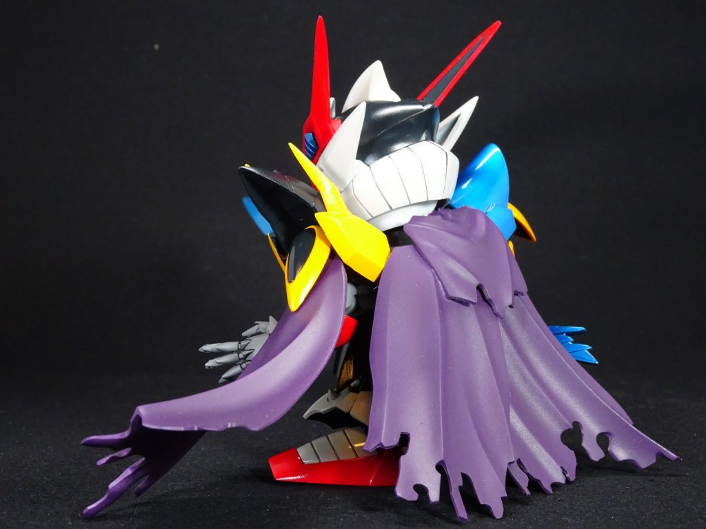 ＜背面＞
大胆に変更したのがマント。
小学生の頃、ゼロガンダムを初めて見た時の、主人公なのに悪魔的なケレン味あるデザインに衝撃を受けた印象を表現したいと思い、コトブキヤ・ＭＳＧのマントパーツを転用しました。
マントパーツは、そのままでは長いので、適当な箇所で切断し、組み合わせました。