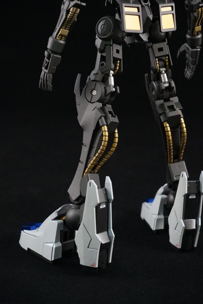 踵の塗り分けが難しかったです。膝関節等に－モールド付けたのですが装甲付けたら全く見えなくなりました💦