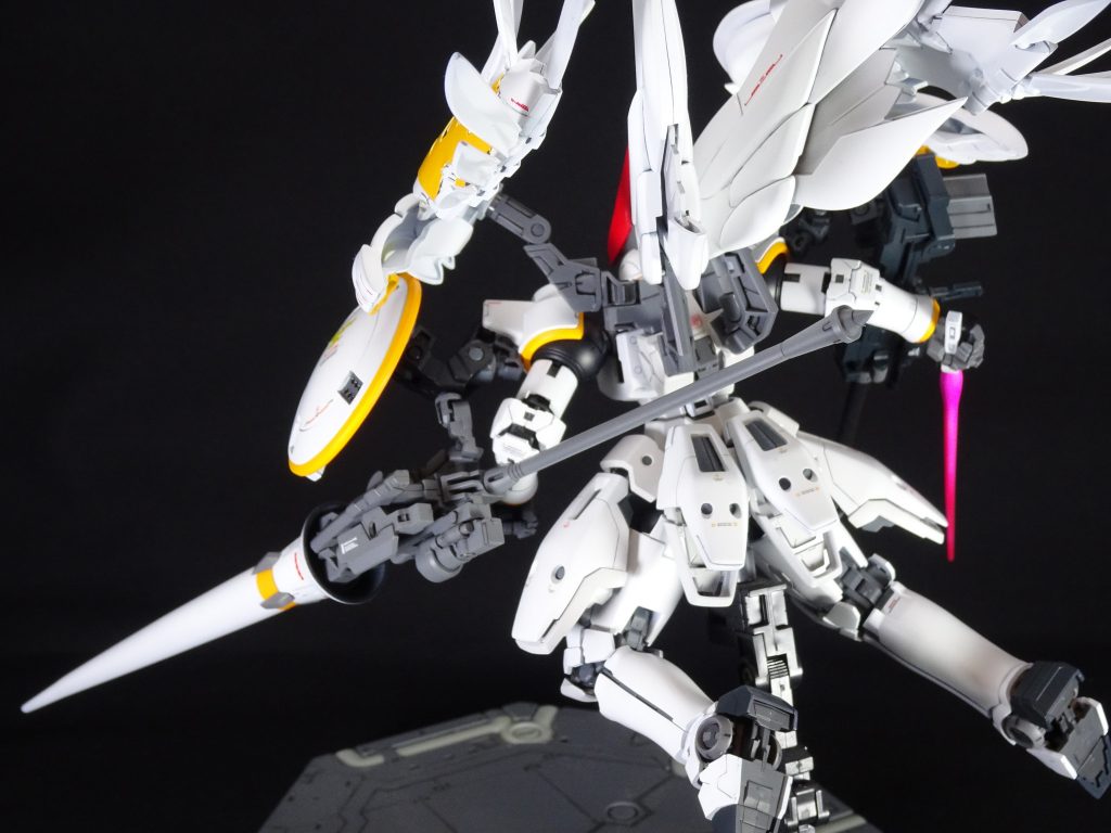 <全景②>
「素晴らしい、この反応速度、この戦闘能力!」
トールギスの背中中央のハードポイント部分にウイングゼロのバックパックを接着しました。