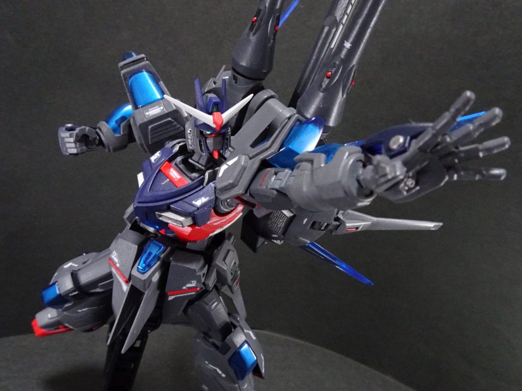 格闘機をベースにしているのでパルマフィオキーナも使用可能。
デスティニーとは兄弟機だし、レジェンドには平手が付属していないので採用。
高機動モードと合わさって、デスティニーの血も色濃く出ています。