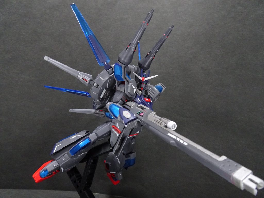 手持ち武装はレジェンド譲りです。
ドラグーン4基をビルドドラグーンに換装。
後方展開すれば高機動モードに。
ビルドドラグーンはクリアパーツなので色々できる設定です。