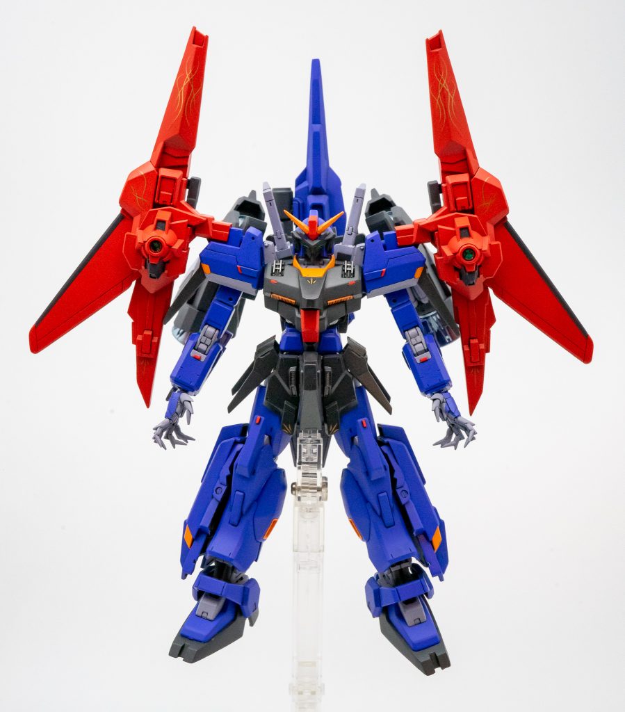 全体としてはガンダムMk-Ⅱにリゼル隊長機のパーツを中心に各所に散らせて形づくっています。リゼル以外のパーツも使っていますが、元々リゼル隊長機のウイングを見て「マスクコマンダーっぽいなー」と思ったのがこの組み合わせの発端でありミキシング感を敢えて残したかったので、リゼルの意匠はそのまま、リゼル以外は意匠を消すように加工・配置しました。