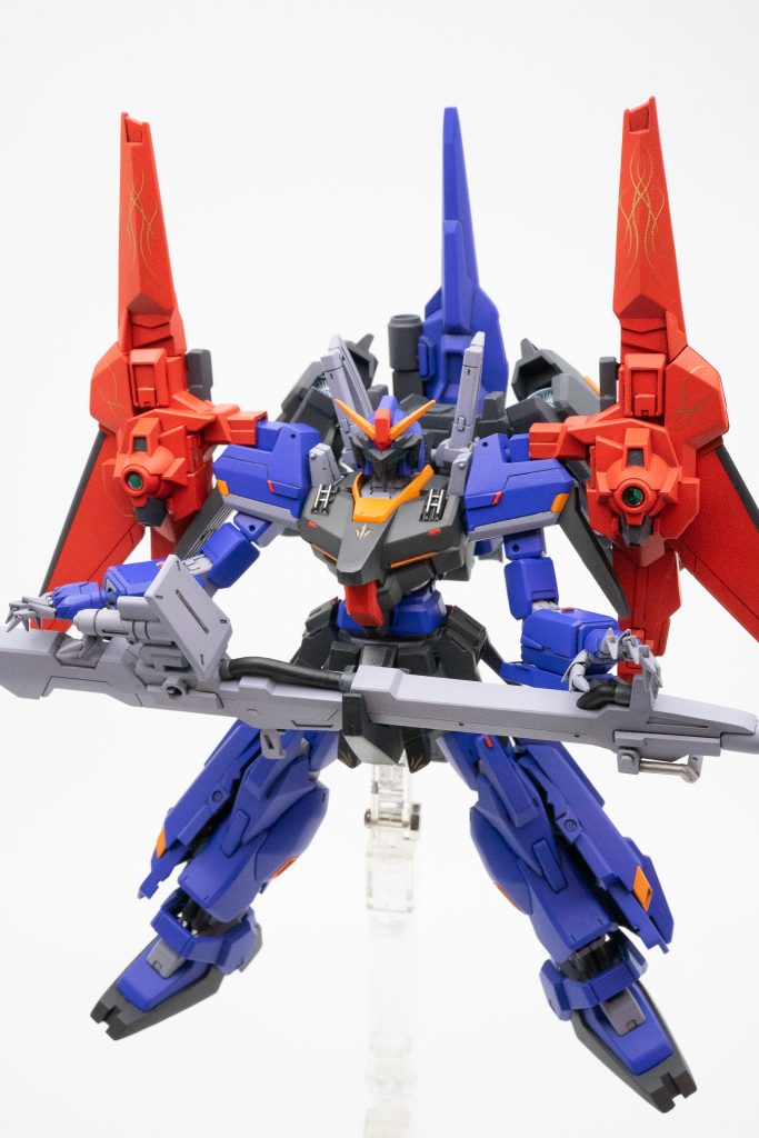 また裏テーマとして、マスクコマンダーのユニット構成がEx-Sガンダムに近い印象だったのでプロポーションや腕の接続方法をEx-Sに寄せてます。マスクコマンダーの「改造手術を受けた」設定も受け、人外なプロポーションにする為に腕を伸ばしたり胸&肩を大きくしています。