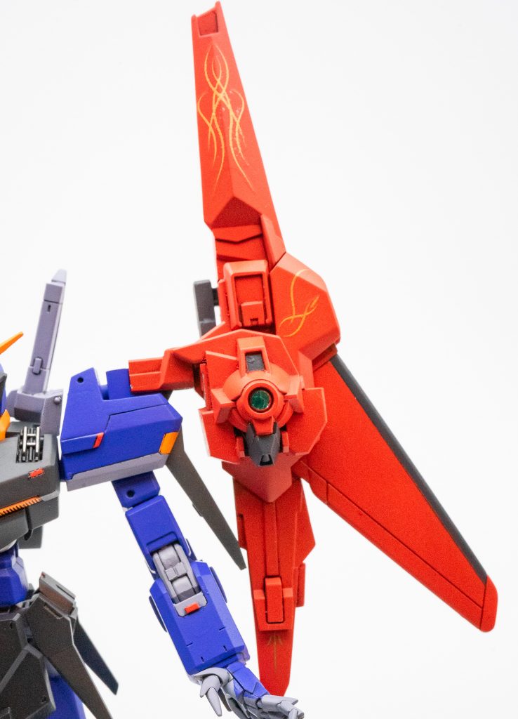 肩ユニットはリゼルのウイングに逆側の肩全面・足の裏・肩バーニア・前腕を組み合わせ、Hi-νガンダムヴレイブのパーツでアウトラインを整えています。