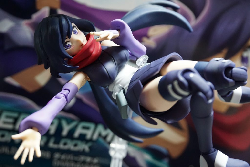 ちょこっとポーズを…。
全体的に影と光とほっぺたはパステル、ポーチのみ缶スプレーで塗装しています。ふとももの白部分はシールです。
あとは全体的に艶消しスプレーを吹きました。
結構お手軽仕上げな感じします!