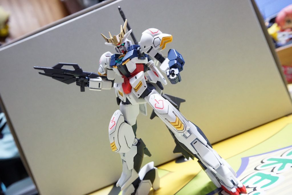 バルバトスユニット装着状態。
胸部は半分で塗り分けました。バルバトスイメージカラーですね。
アースリィの脚部にバルバトスの特徴的な部分を付け足してみました。
足先もバルバトスのものを使用し、太ももの当たりにあったスラスターを踝にくっつけてみました。案外いい感じ!