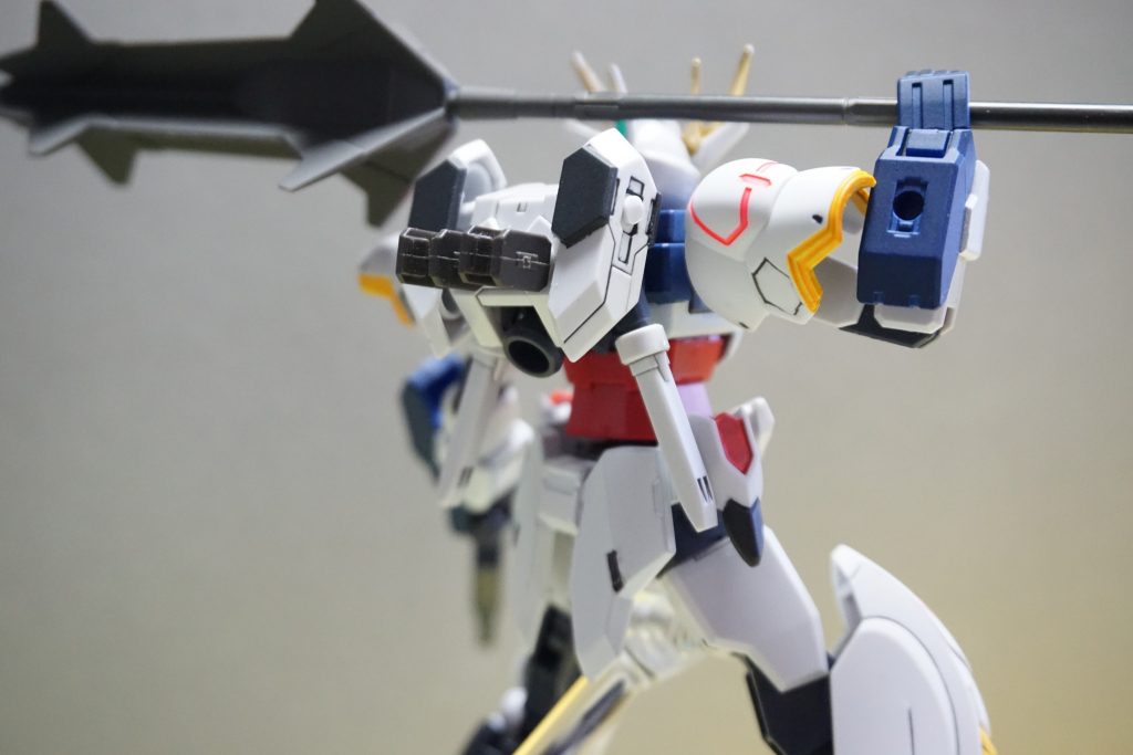 背部もバルバトス仕様です。
もともとアースリィについていたものの接続部を延長して、バルバトスの背部ユニットをはめられるようにしました。