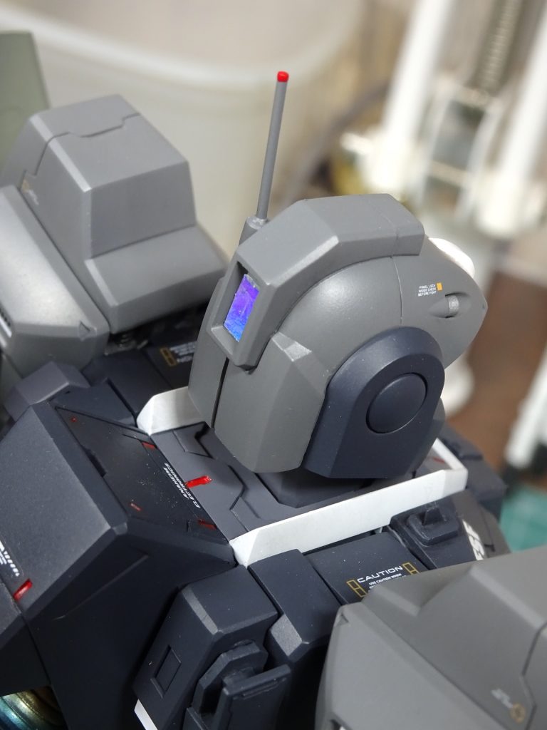 首回りはアップ時のディテールを意識した部分です。
額と後頭部のカメラはオーロラフィルムを貼りました。
アンテナは0.8mmの真鍮線を使用。