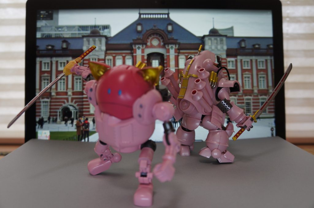 メタリックカラーはガイアノーツのスターブライトシリーズの、
シルバー、アイアン、そしてブラス。金じゃなくて真鍮だと思ったので。
モビルハロもなんとなく準拠して塗装。
搭乗するモモハロの耳の内側は光武頭部のインテークでブラスだけど、
後ろ側はリボンイメージで赤色(・・・この写真だと背景だけど)
残念なのは、モビルハロの腕が武器持ち手でないこと・・・刀をマステでぐるぐる・・・