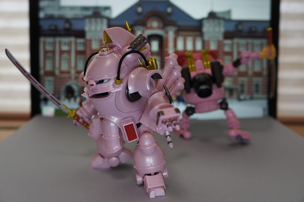 指はマスキングで塗り分けています。マスキング地獄でした。
刀の赤色は筆。長辺方向のみマスキングで、あとは頑張った。