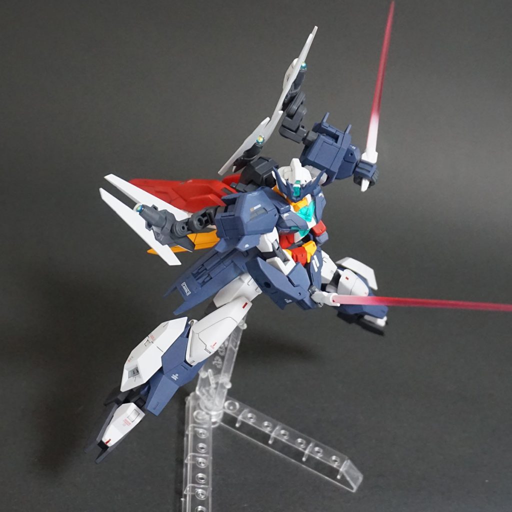 ビームサーベルを構えて