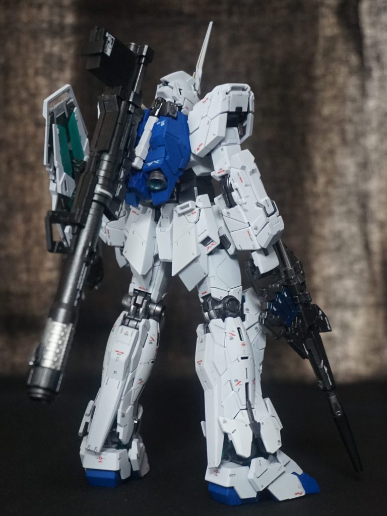 肩などの装甲裏はフレーム色で塗り、ユニコーンモードでサイコフレームの色が見えないように努めています。（シールドはさすがに無理ですが）