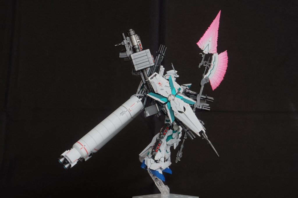 シールドのサイコフレームのピンが目立つので、ピンを切り離してプラ棒とパテで埋めています。