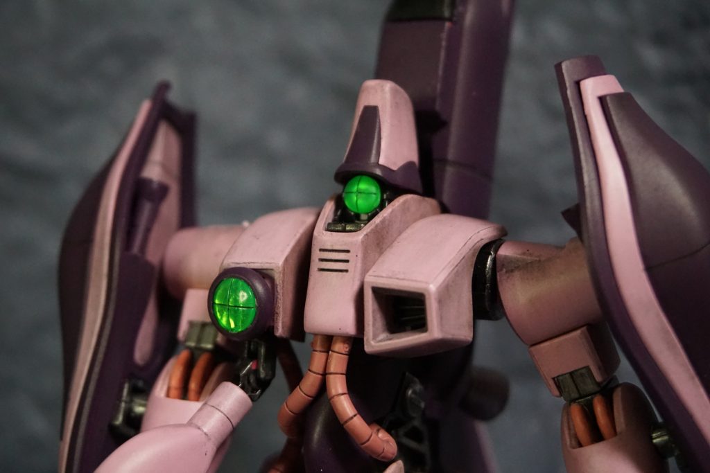 ストレートに仕上げてしまうとやや見た目がきれいになりすぎてしまうので、ウェザリングカラーの黒でやや使用感が出るように汚しを入れました。
モノアイは研ぎ出しをしてみようとヤスったところ、すりガラスのようになり発光しているように見えたため、研がずにそのままにすることにしました。